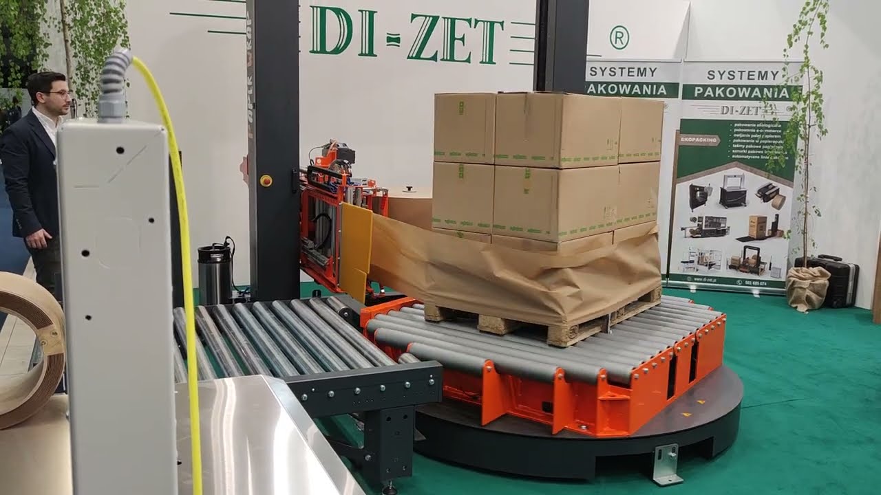Kadr z filmu DI-ZET: owijarka PaperWrap z paletą kartonów podczas targów Warsaw Pack 2024